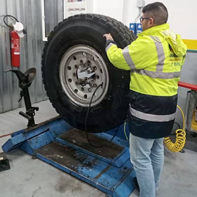 STN Service a Trapani fornisce il servizio gommista H24 per sostituzione pneumatico bucato in strada e autostrada